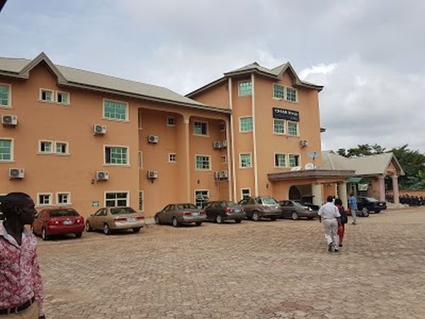 A man, whose name was given as Kelechi Nwigbo from Akahufu Ekpaomaka in Ikwo local government area of Ebonyi State, was at the weekend said to have been struck dead by thunder in his hotel room